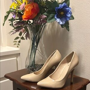 D size 7 Elegant Cream Pumps